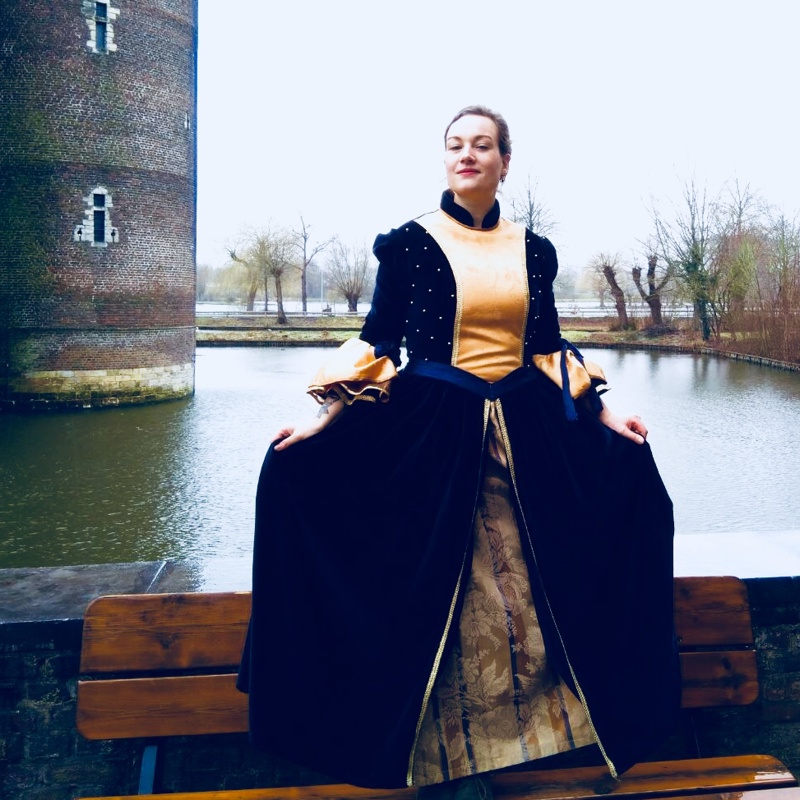 Vlogster Jenneke in Middeleeuwse Jurk bij Kasteel Hoensbroek
