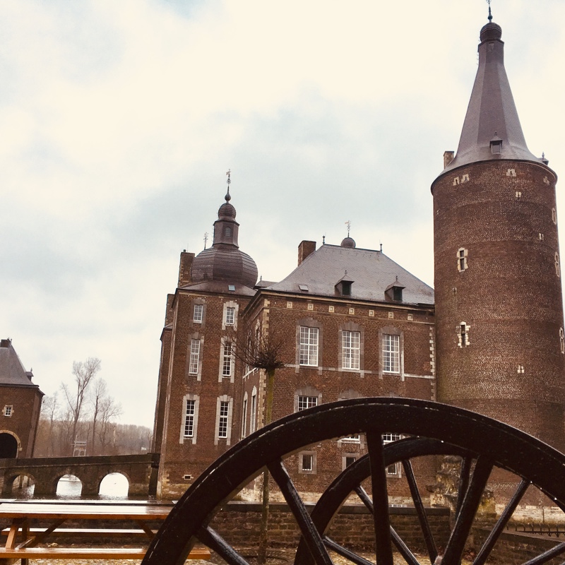 Zicht op Kasteel Hoensbroek met op de voorgrond twee wielen