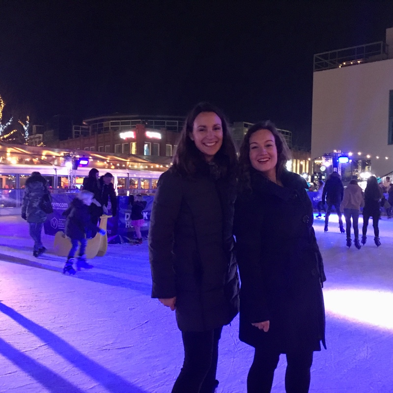2 vrouwen 's avonds op schaatsbaan in centrum Heerlen