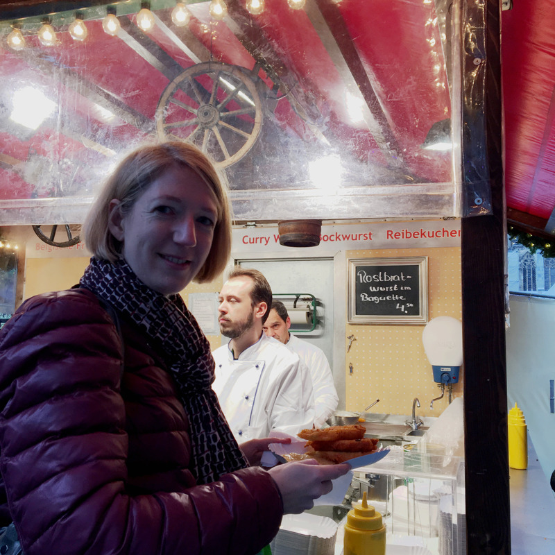 Vrouw bij eetkraam met reibekuchen