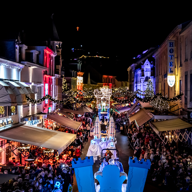 Parade van Kerststad Valkenburg door de Grotestraat Centrum van bovenaf