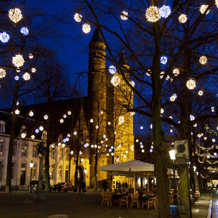 Kerstversiering op Onze Lieve Vrouweplein Maastricht