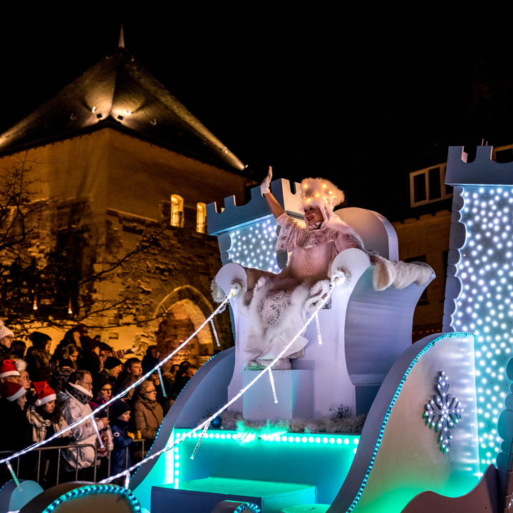 Ice Queen zwaait naar publiek tijdens Kerstparade