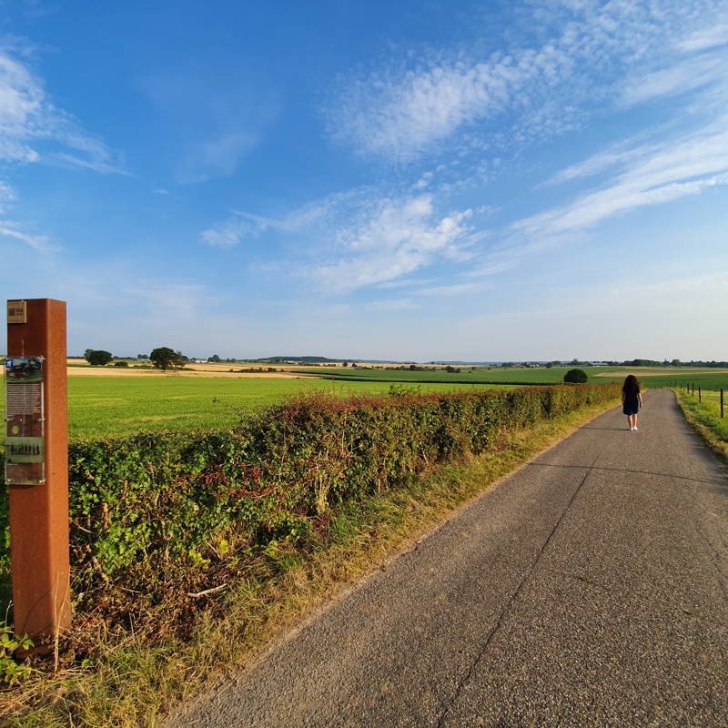 Via Belgica  bij Simpelveld met persoon lopend op pad