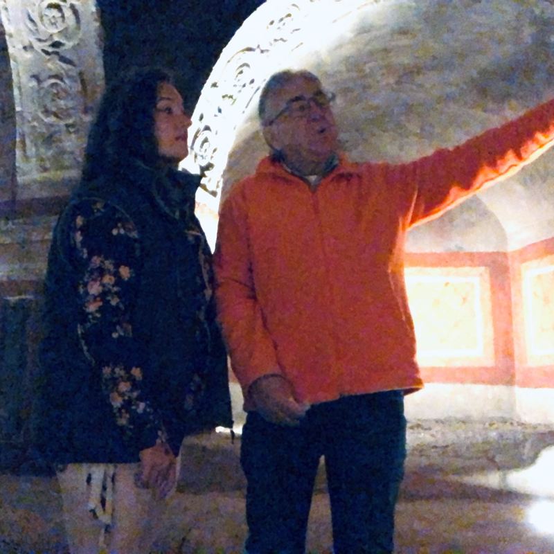 Jenneke de Vlogster en gids tijdens een rondleiding in de Romeinse Katakomben Valkenburg