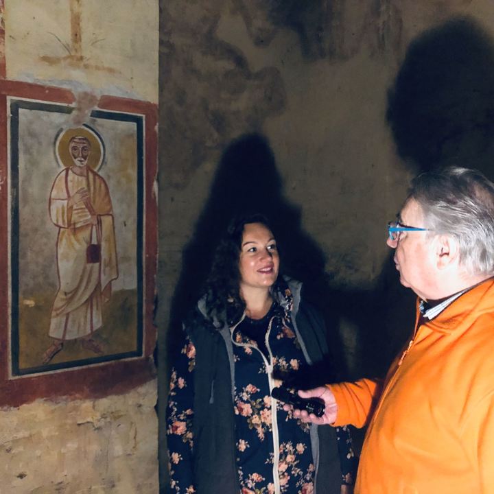 Twee personen tijdens een rondleiding door de Romeinse Katakomben in Valkenburg