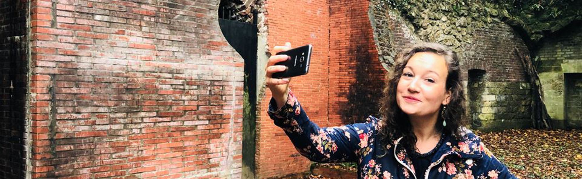 Vlogster Jenneke maakt een selfie voor de Romeinse Katakomben Valkenburg
