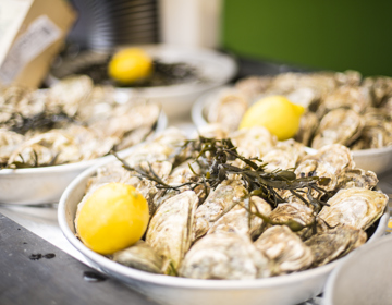 Borden met oesters en citroenen 