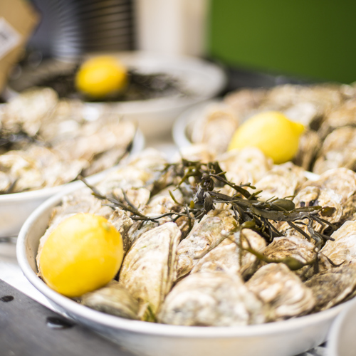 Borden met oesters en citroenen 