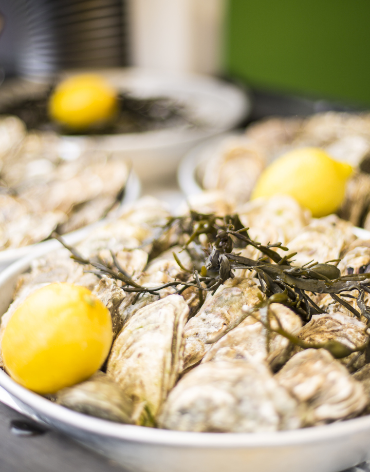 Borden met oesters en citroenen 