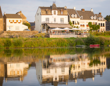 Water met roeibootjes en op de achtergrond een café met terras