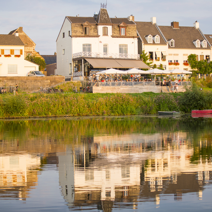 Water met roeibootjes en op de achtergrond een café met terras