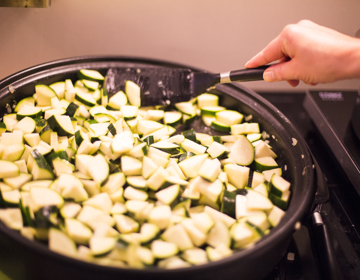 In stukjes gesneden courgette in een pan 