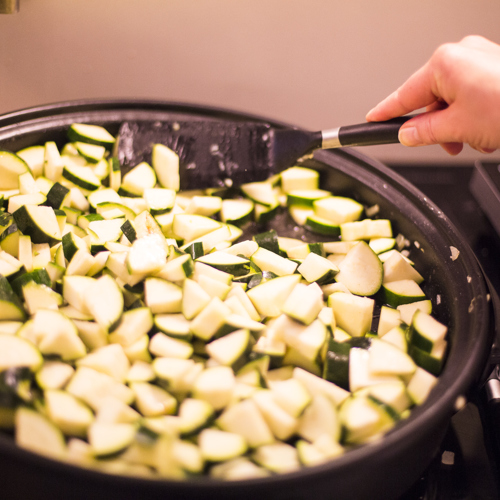 In stukjes gesneden courgette in een pan 