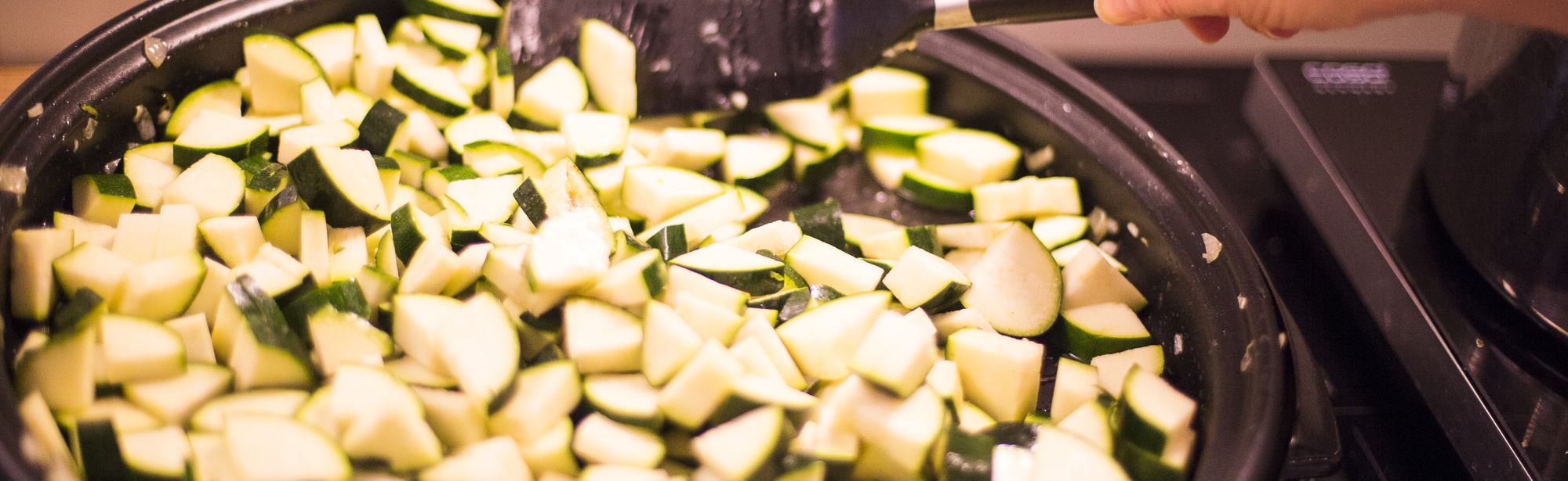 In stukjes gesneden courgette in een pan 