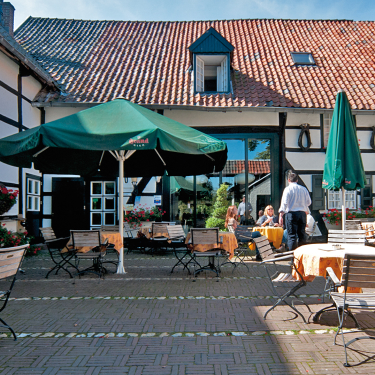 Binnenplaats van een horecagelegenheid met terras. 