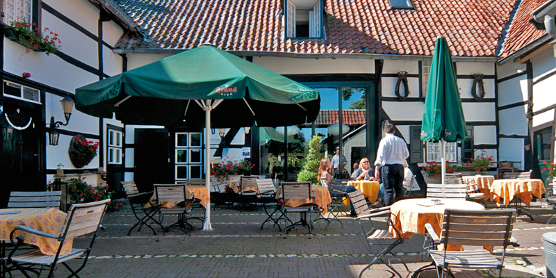 Binnenplaats van een horecagelegenheid met terras. 