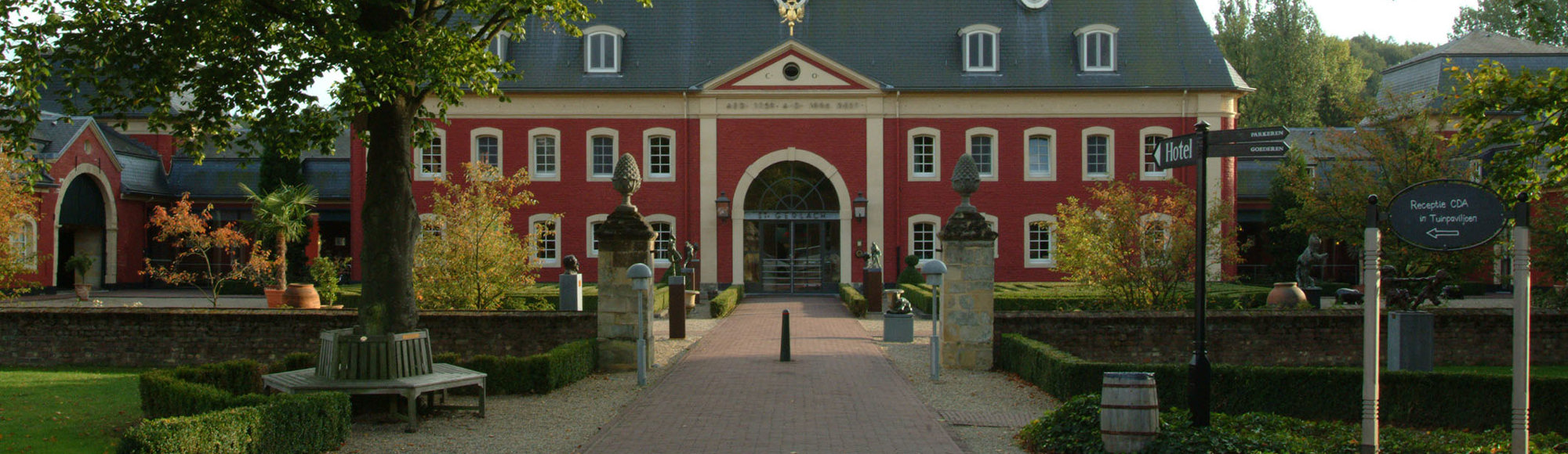 Rood statig gebouw wat dient als hotel. 