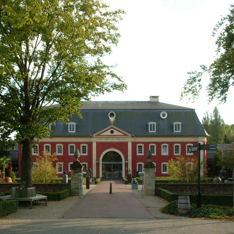 Rood statig gebouw wat dient als hotel. 