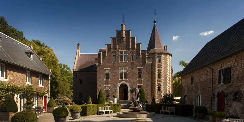 Kasteel terworm aan de achterkant, met een binnenplaats. 