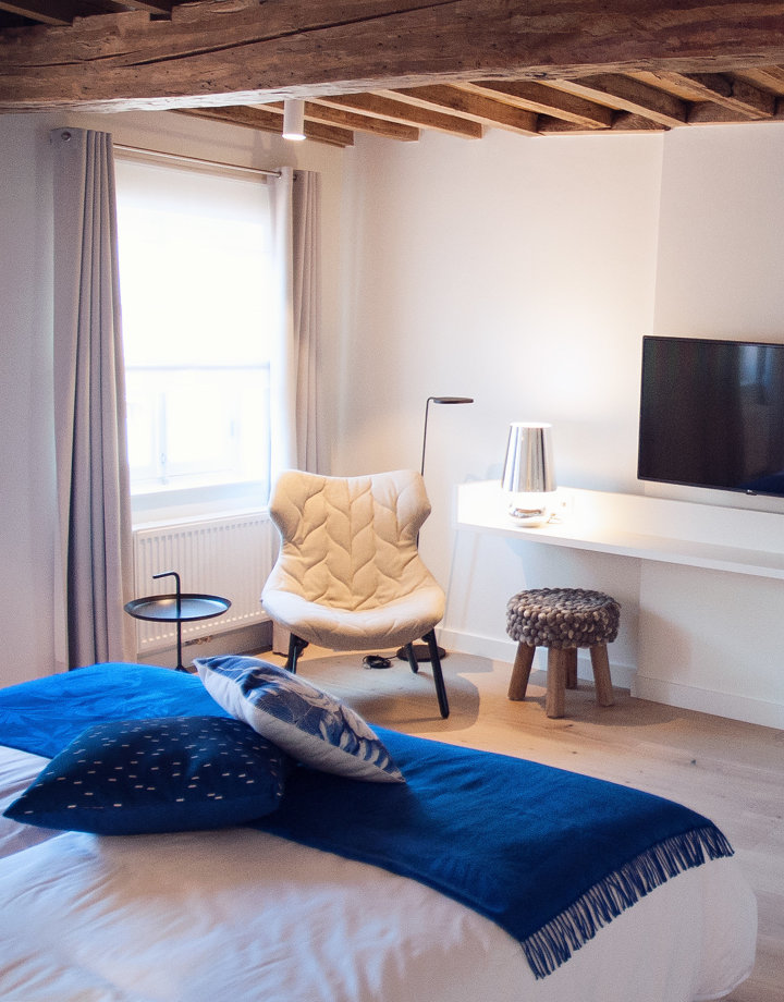 Sfeervolle hotelkamer met houten plafond. 