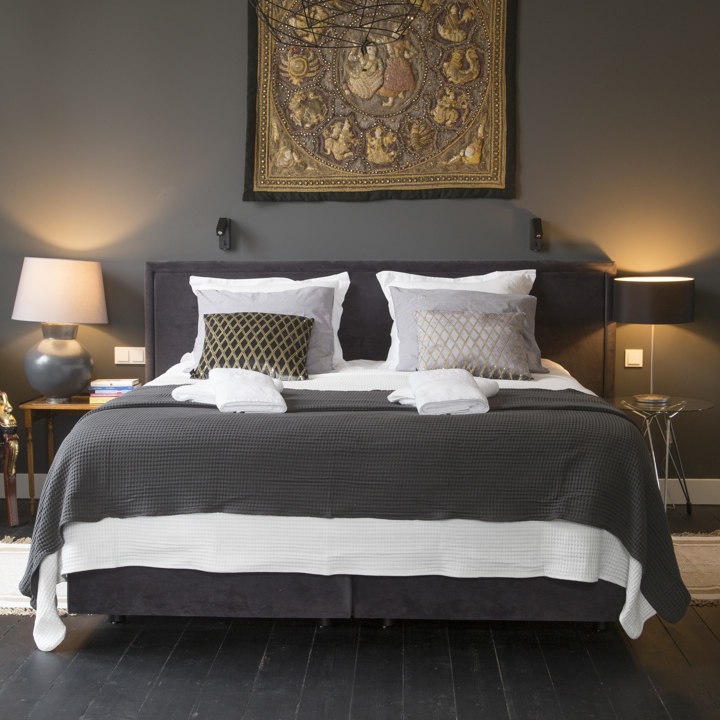 Groot bed in een sfeervolle B&B in een luxe stijl. 