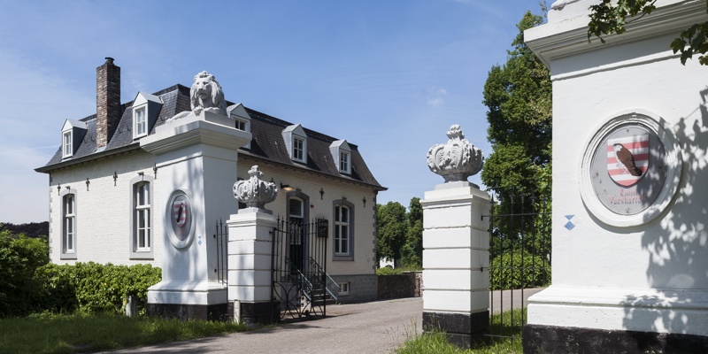 Poort van statig wit gebouw buitenhuys. 