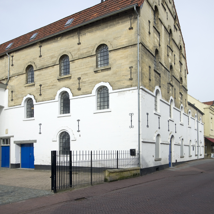 Zijaanzicht van de oude molen