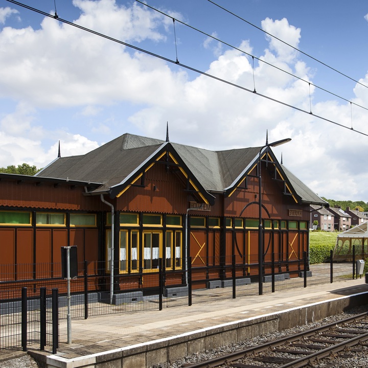 Houten huisje op treinstation St. Gerlach