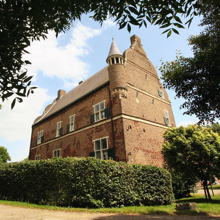 Oude kasteel met groene heg eromheen