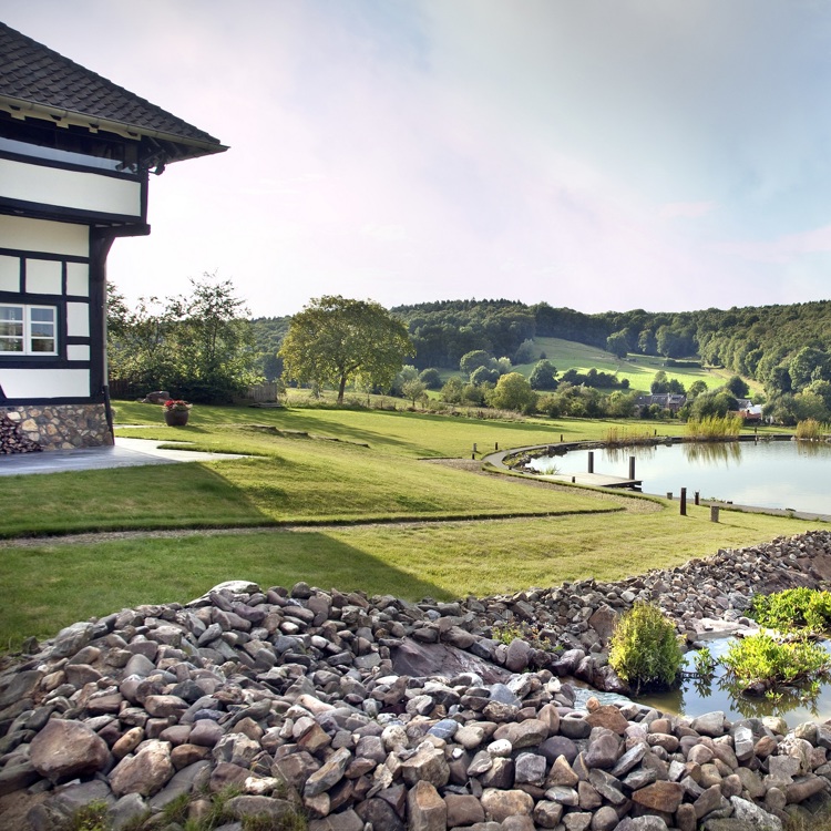 Prachtige tuin met vijver en uitzicht over de glooiende heuvels van zuid-limburg. 