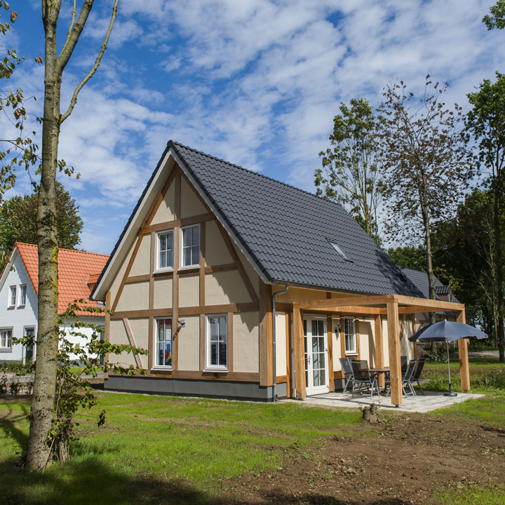 Vakantiehuisje met puntdak in vakantiepark waufsberg van landal. 