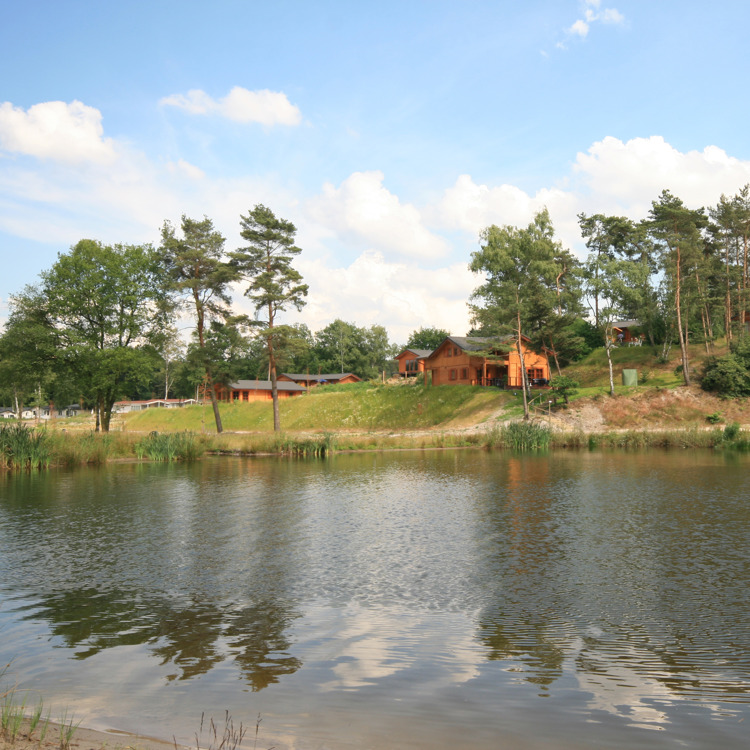 vakantiepark aan het water in de bossen. 