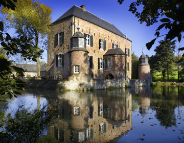 Kasteel omringd door water. 