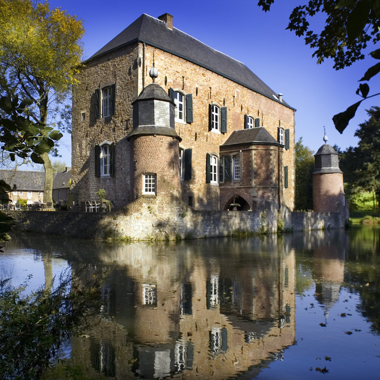 Kasteel omringd door water. 