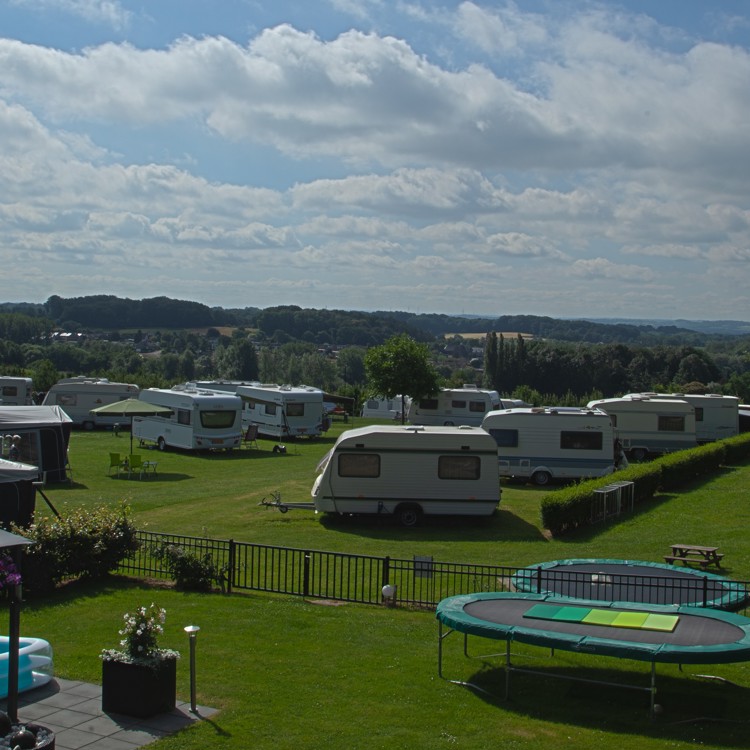 Camping met een hele rij aan caravans en campers 