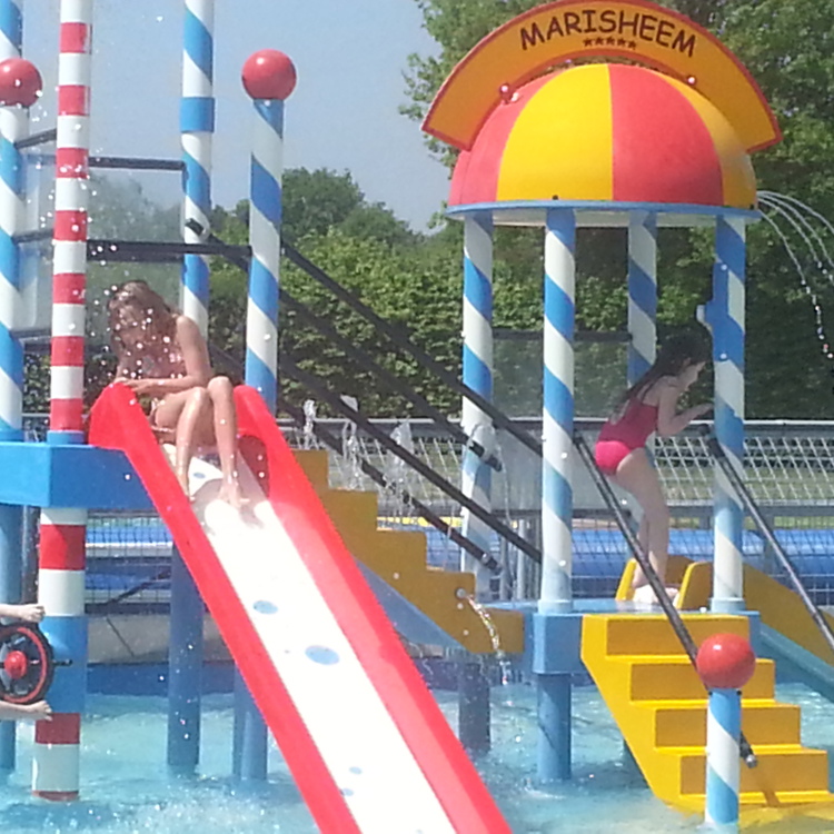 spelende kinderen in waterattractie in het zwembad. 