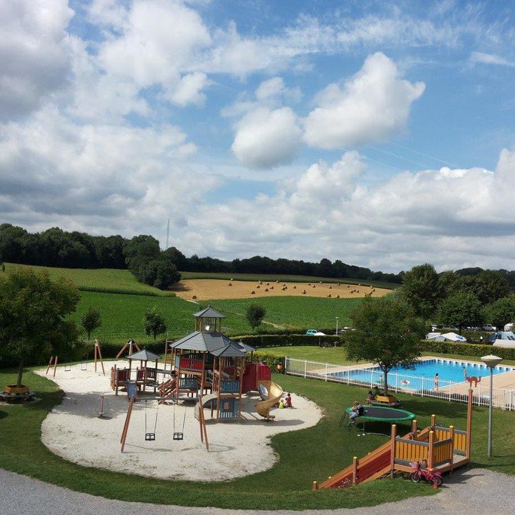 Speeltuin en zwembad tussen de zuid-limburgse heuvels.