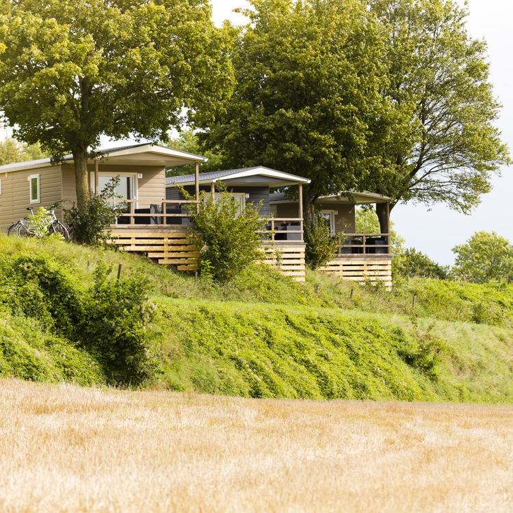 verschillende chalets op een heuvel. 