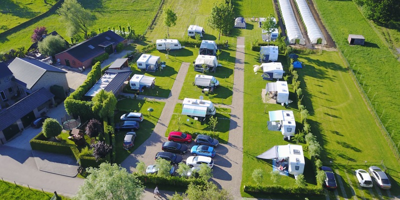 Droneshot van de campingplaats met campers en caravans. 