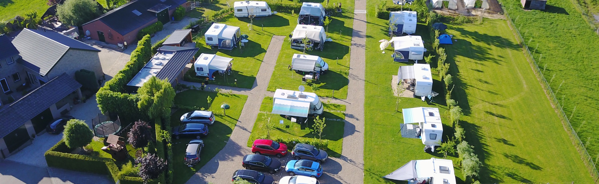 Droneshot van de campingplaats met campers en caravans. 