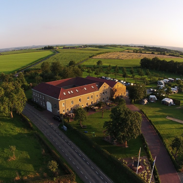 Luchtfoto over een camping in het zuid-limburgse heuvelland. 