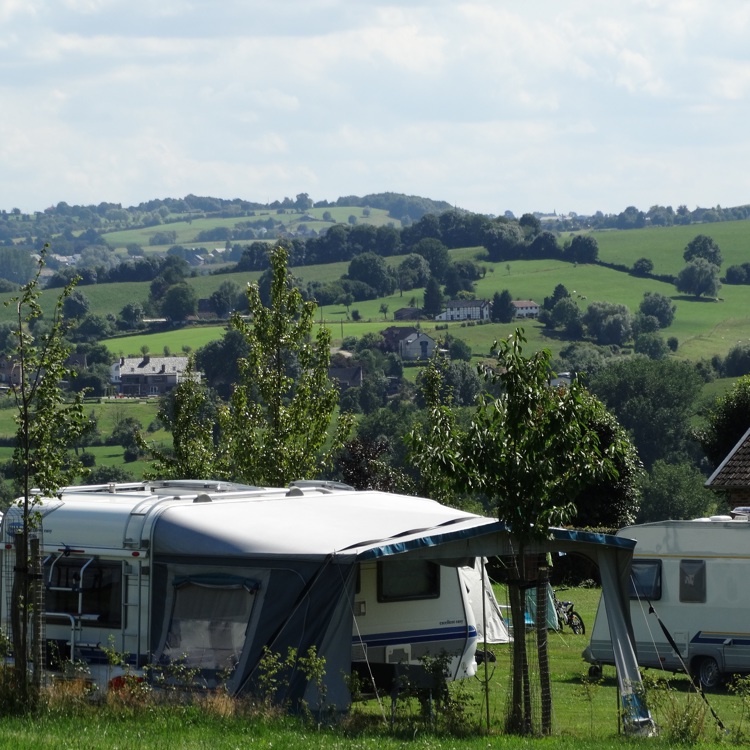 Campingplaats met uitzicht over het glooiende landschap.