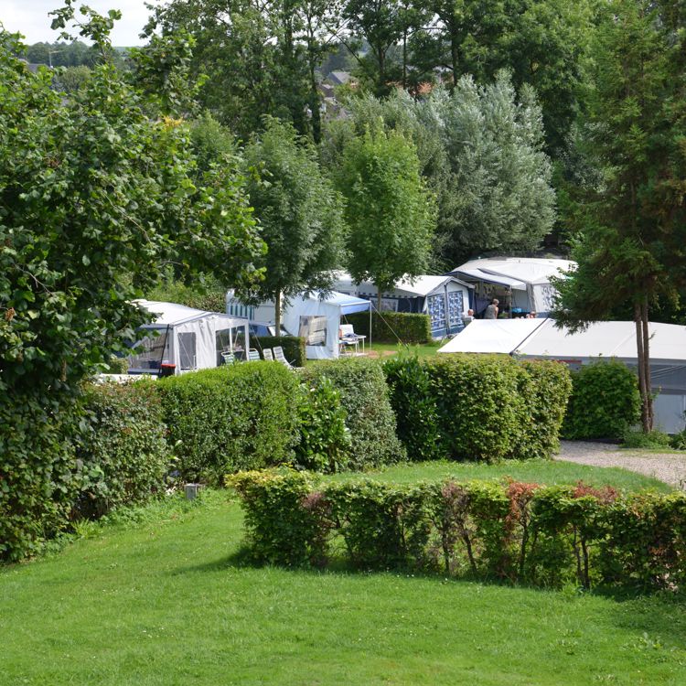 Campingplaats vol caravans en tenten. 