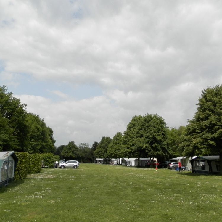 Grasveld met enkele camperplaatsen. 