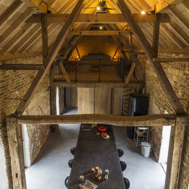 Sfeervolle eetkamer in een oude hoeve met oude balken. 