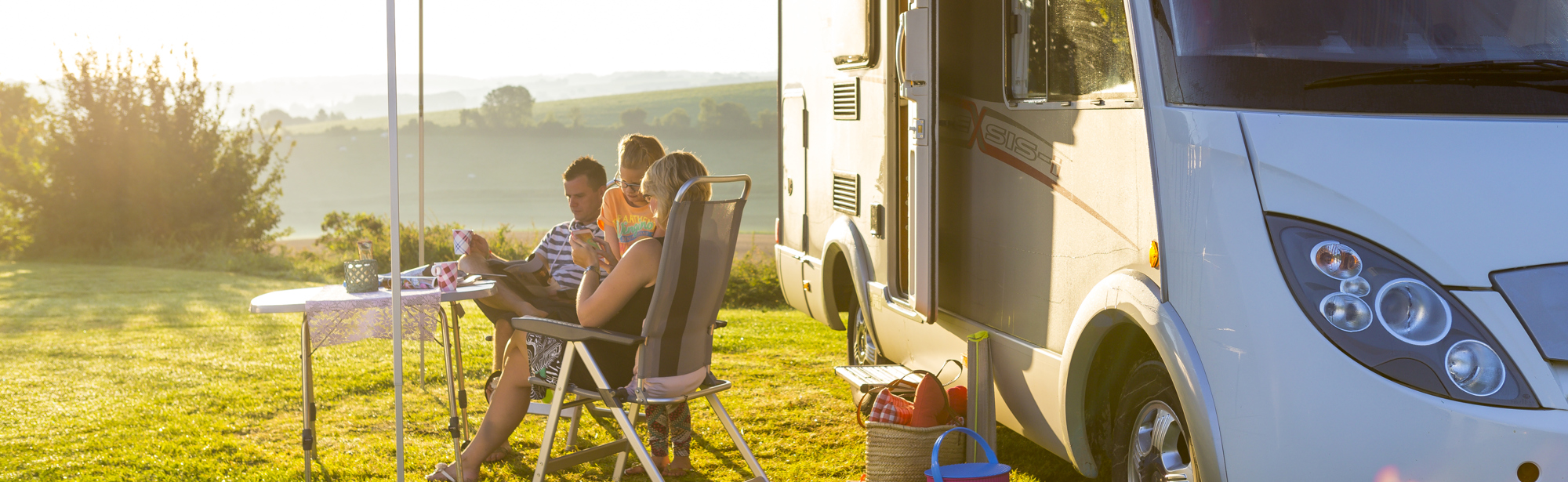 Uitgestalde camper met een gezin ervoor