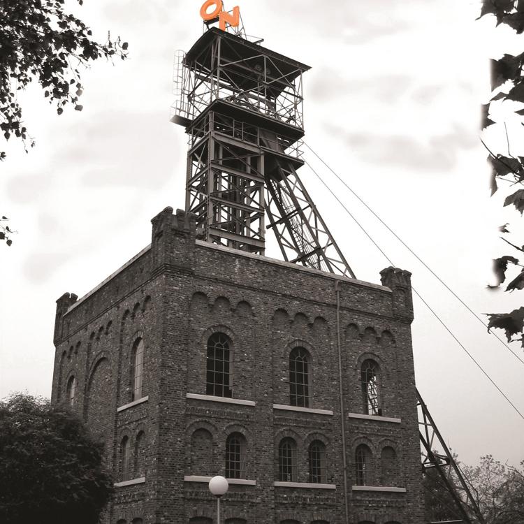 Oranje nassau I schacht in Heerlen, schachtgebouw zwart wit en ON in het rood