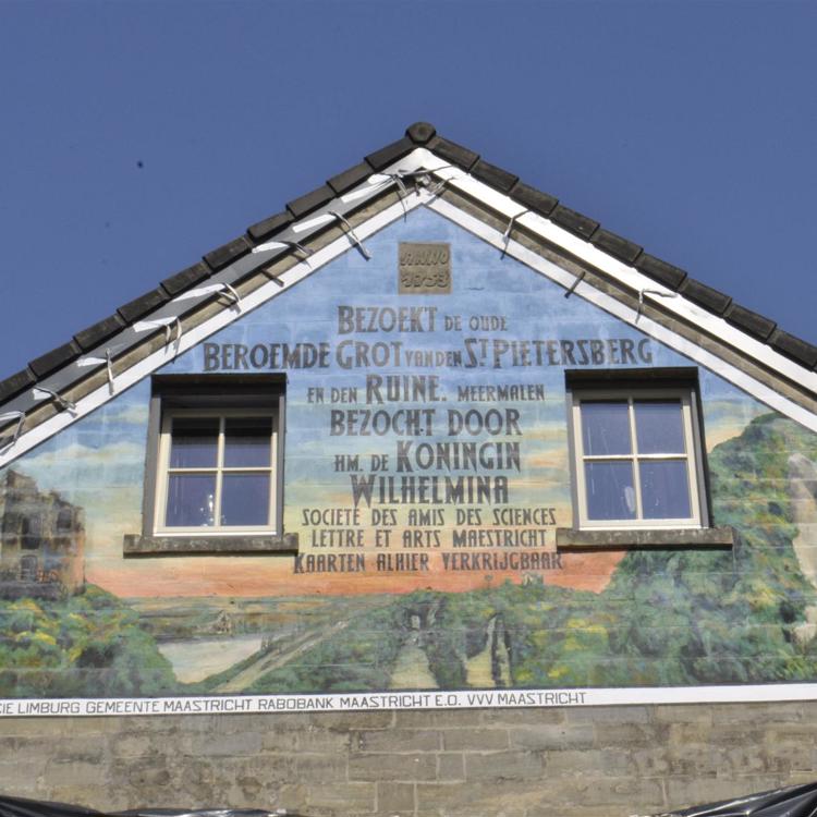 Tekens aan de Wand (muurreclame St. Petersberg) in Valkenburg aan de Geul