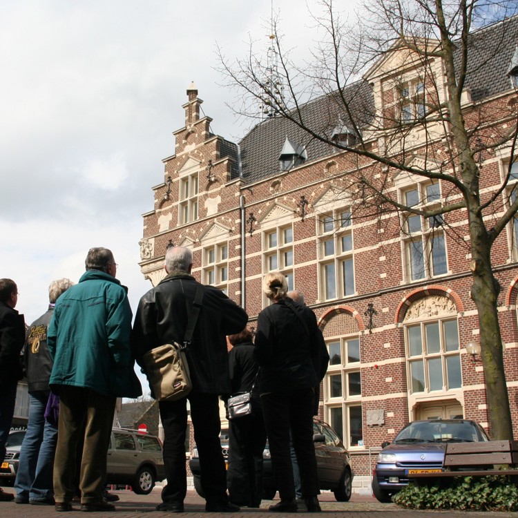 Stadswandeling in Echt bij het gebouw van het Museum van de Vrouw